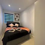 Star London Station Road 3-Bed Haven
