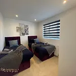Star London Station Road 3-Bed Haven