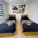 Star London Station Road 3-Bed Haven
